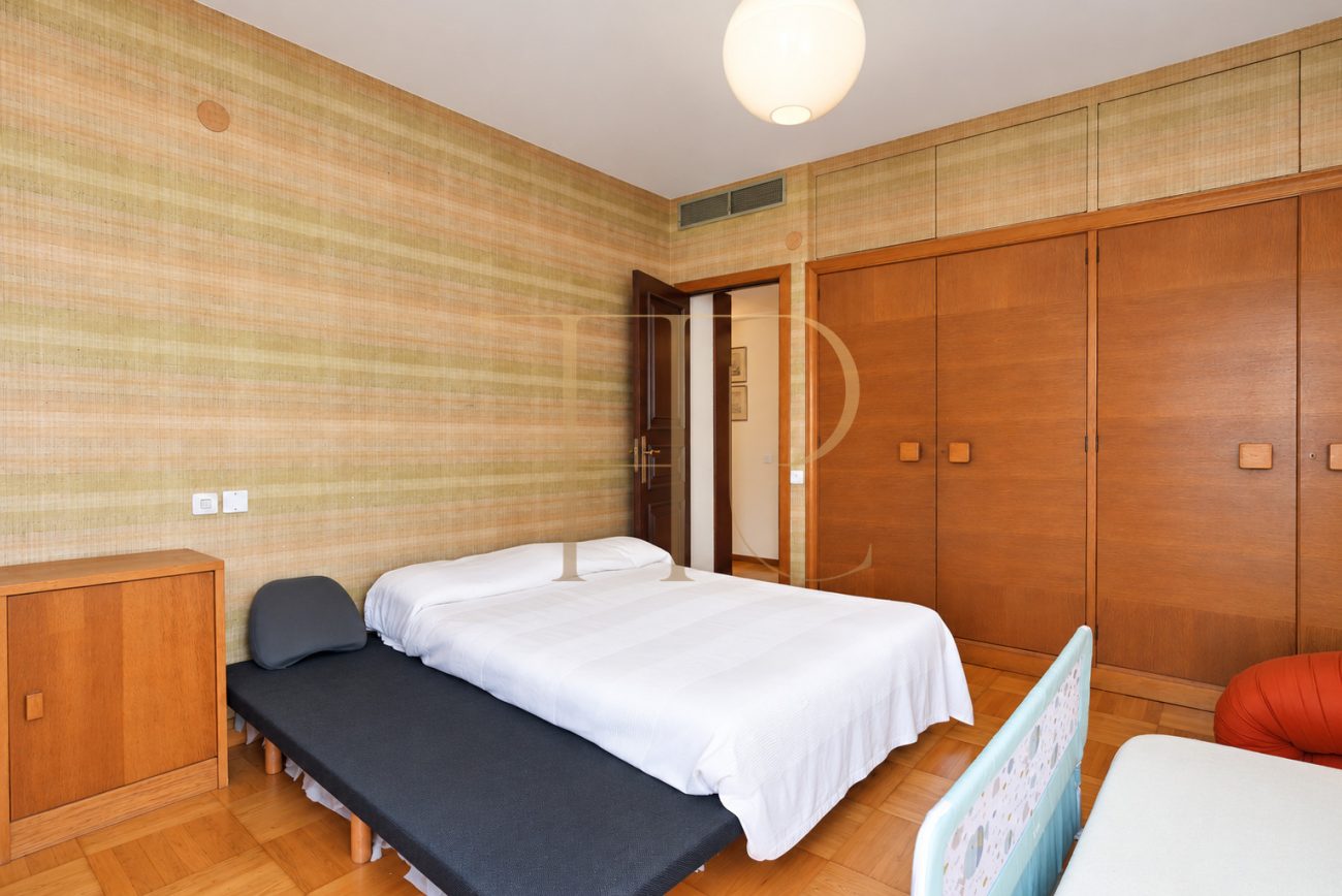 Piso con terraza y piscina en Pedralbes