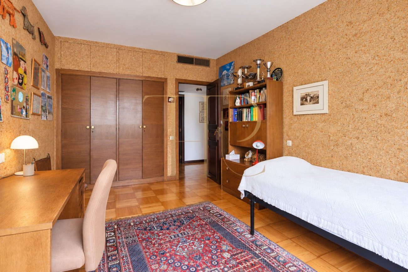 Piso con terraza y piscina en Pedralbes
