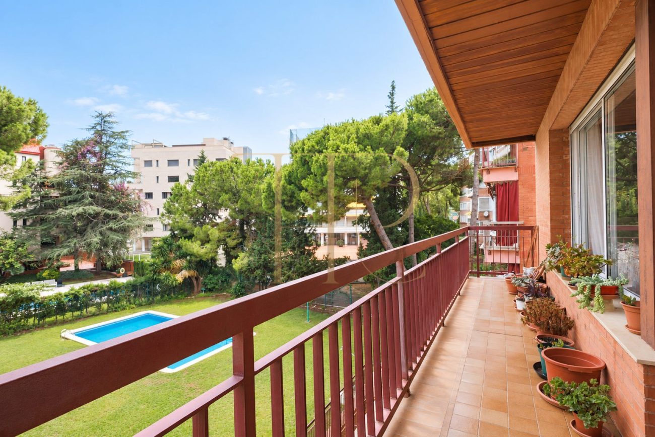 Piso con terraza y piscina en Pedralbes