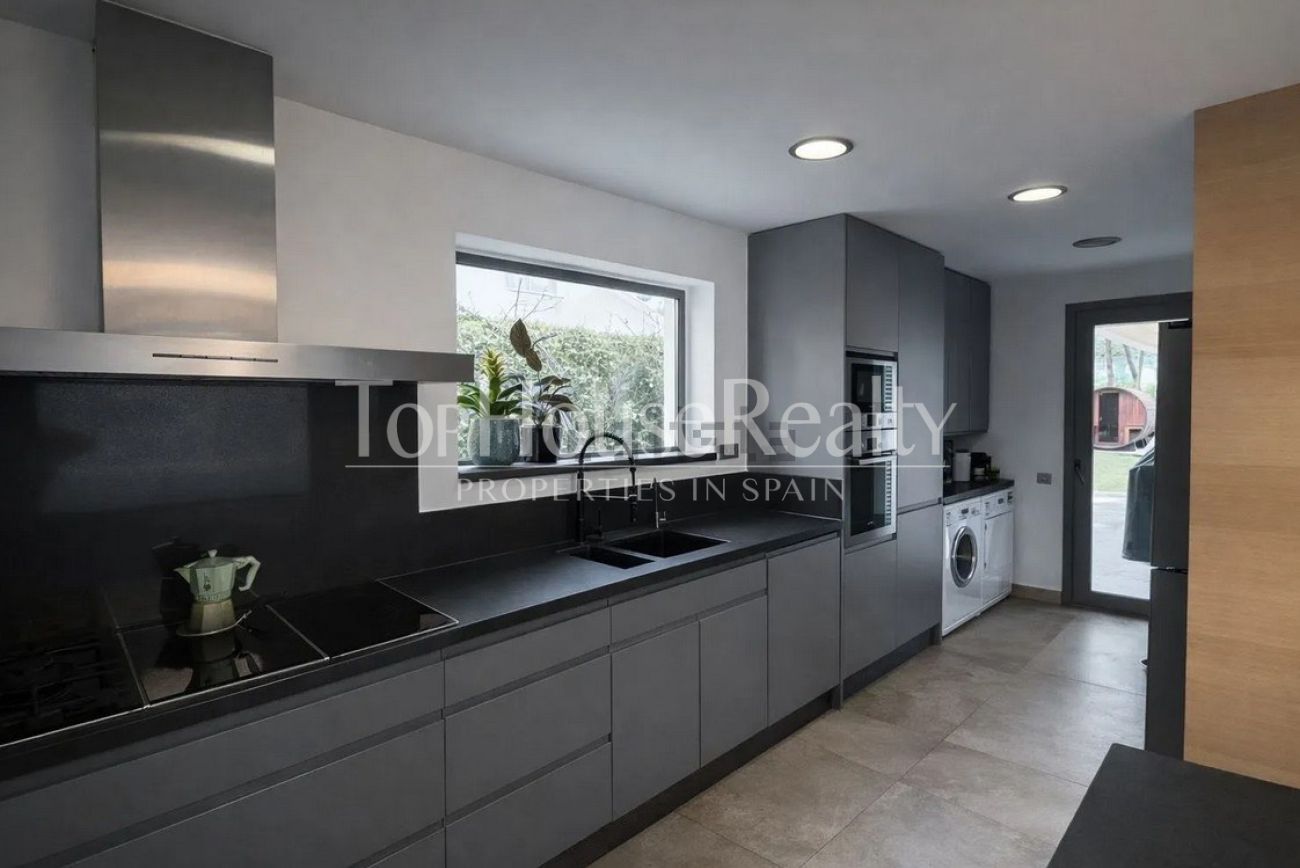 Casa unifamiliar en alquiler en Castelldefels Playa — segunda línea de mar con jardín, piscina y sauna