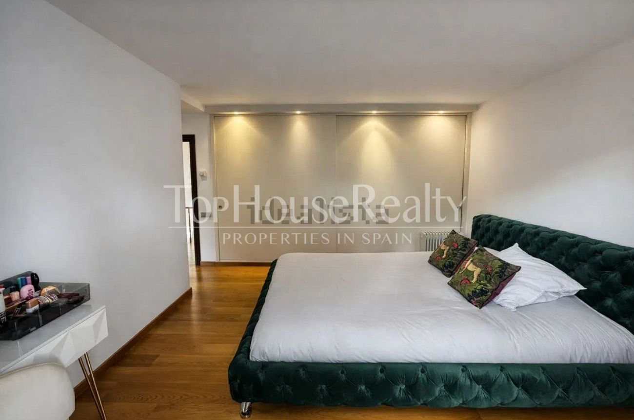 Casa unifamiliar en alquiler en Castelldefels Playa — segunda línea de mar con jardín, piscina y sauna