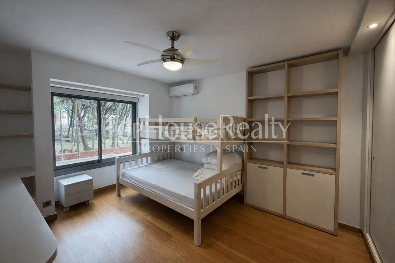 Casa unifamiliar en alquiler en Castelldefels Playa — segunda línea de mar con jardín, piscina y sauna