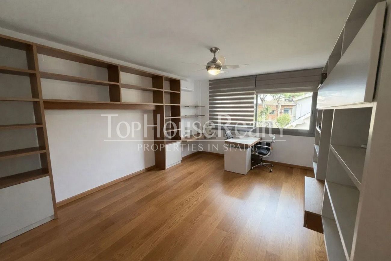 Casa unifamiliar en alquiler en Castelldefels Playa — segunda línea de mar con jardín, piscina y sauna