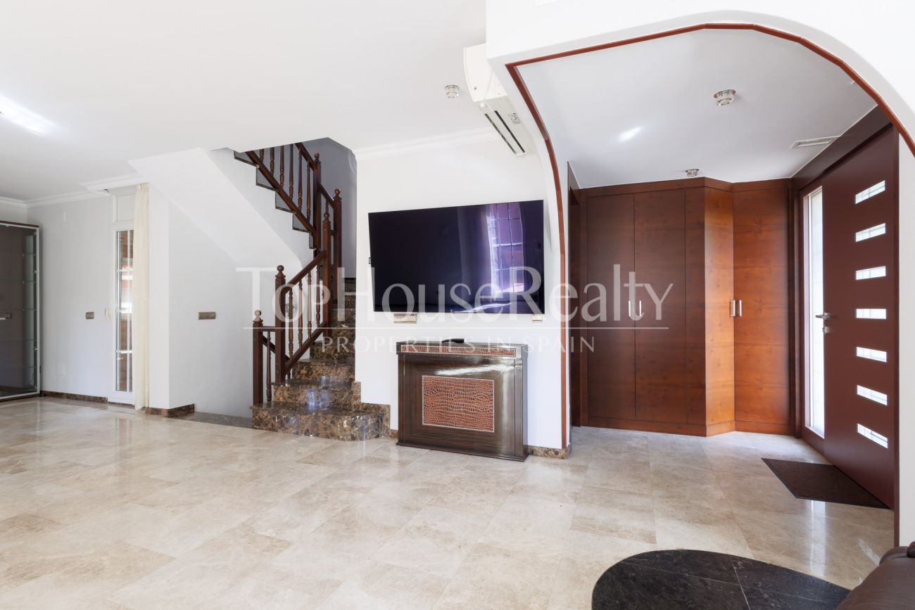 Casa unifamiliar en Gavà Mar — segunda línea de mar con jardín, piscina y máxima privacidad