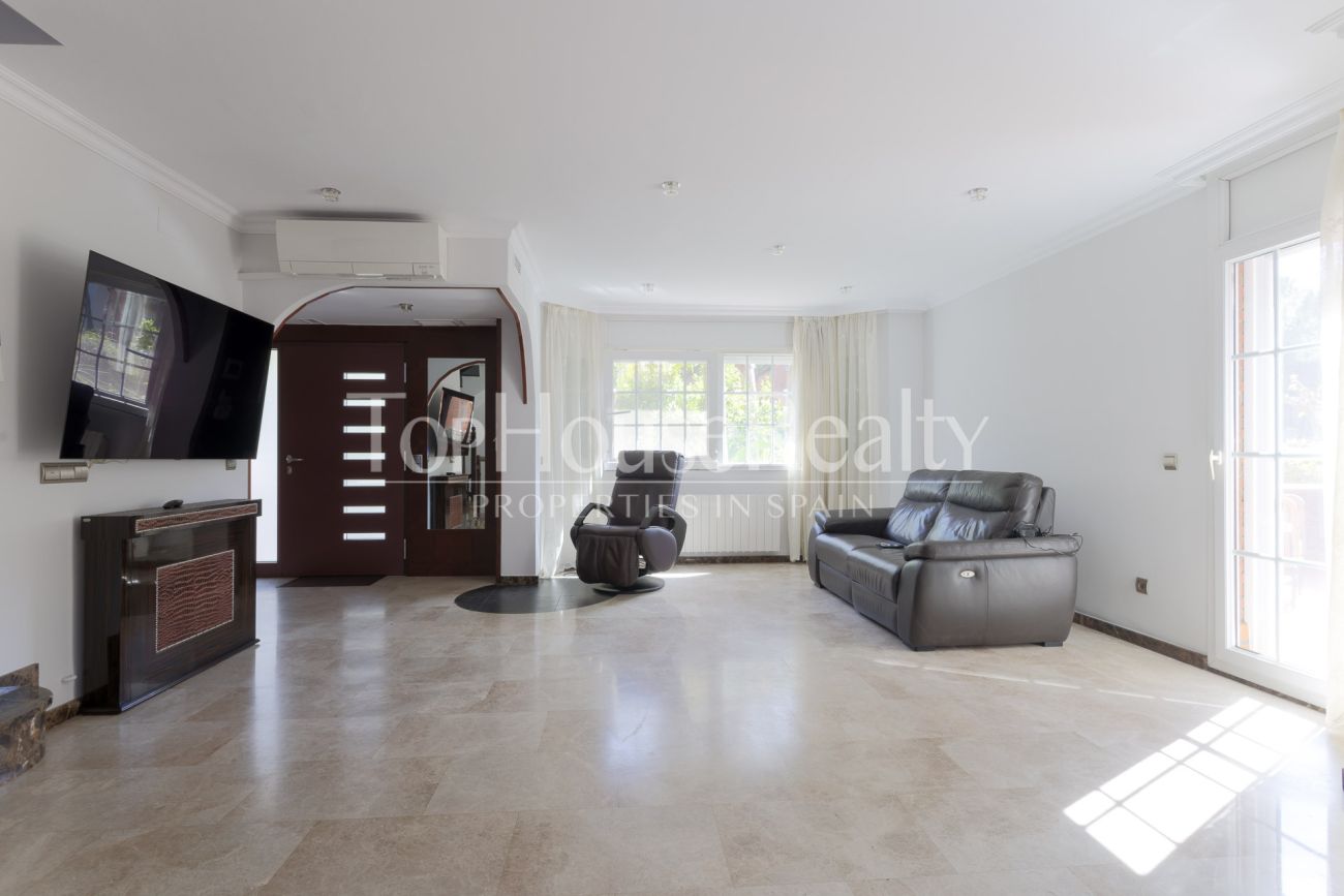 Casa unifamiliar en Gavà Mar — segunda línea de mar con jardín, piscina y máxima privacidad