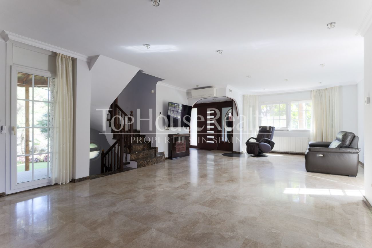 Casa unifamiliar en Gavà Mar — segunda línea de mar con jardín, piscina y máxima privacidad