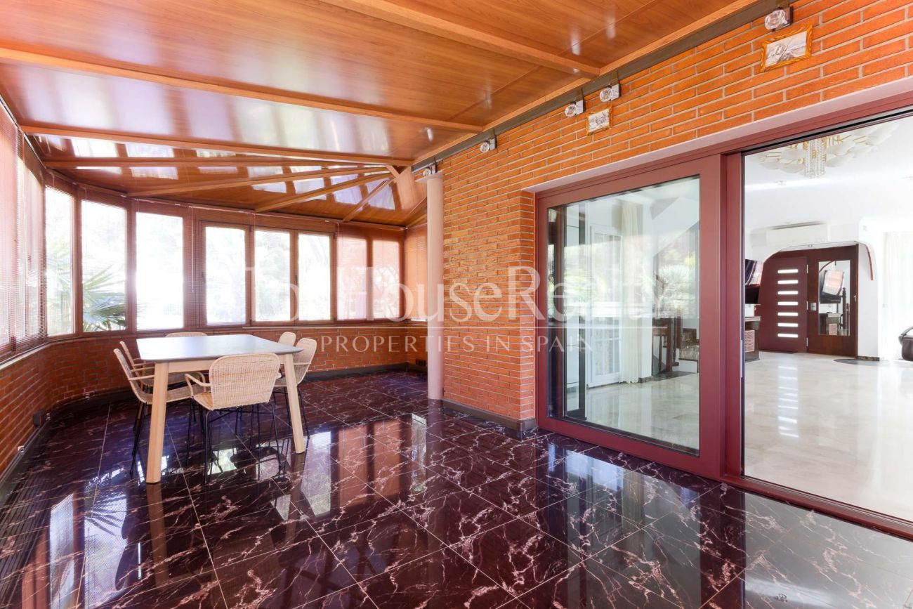 Casa unifamiliar en Gavà Mar — segunda línea de mar con jardín, piscina y máxima privacidad