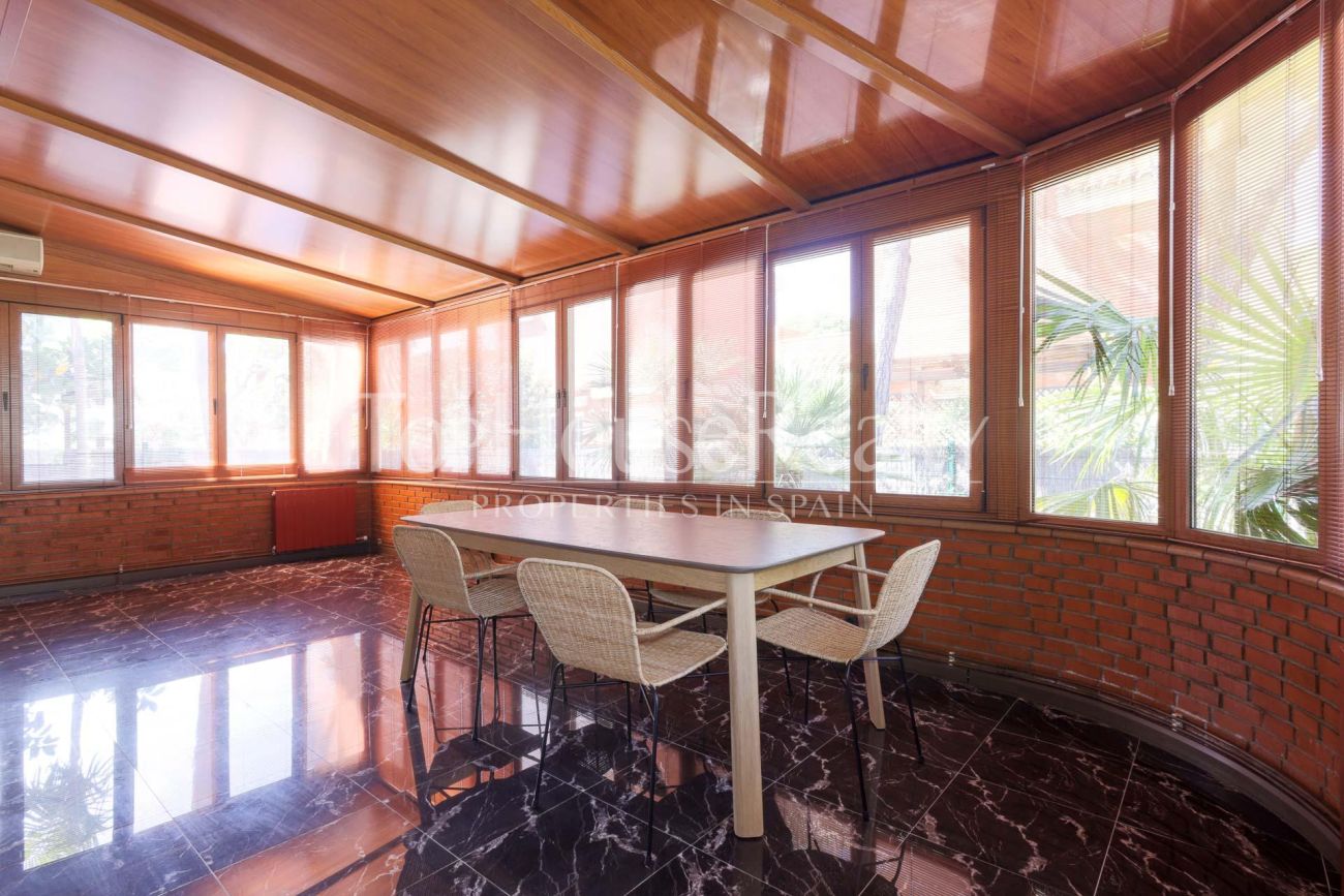 Casa unifamiliar en Gavà Mar — segunda línea de mar con jardín, piscina y máxima privacidad