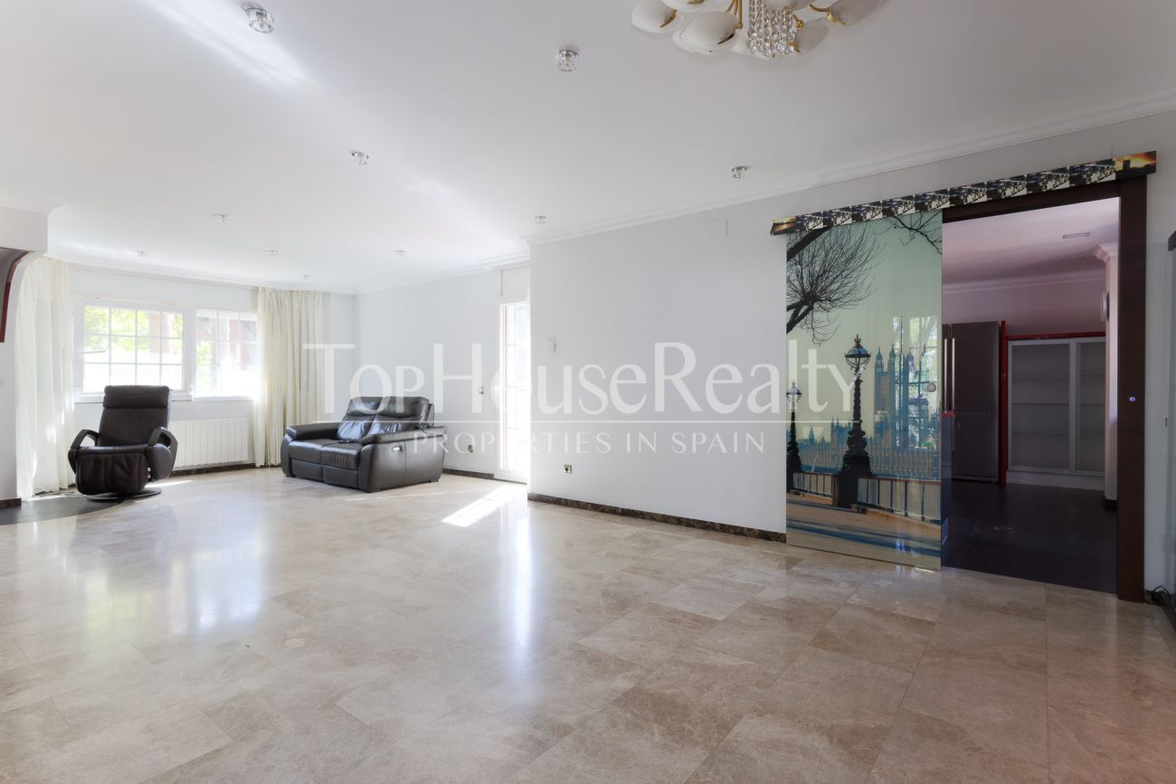 Casa unifamiliar en Gavà Mar — segunda línea de mar con jardín, piscina y máxima privacidad