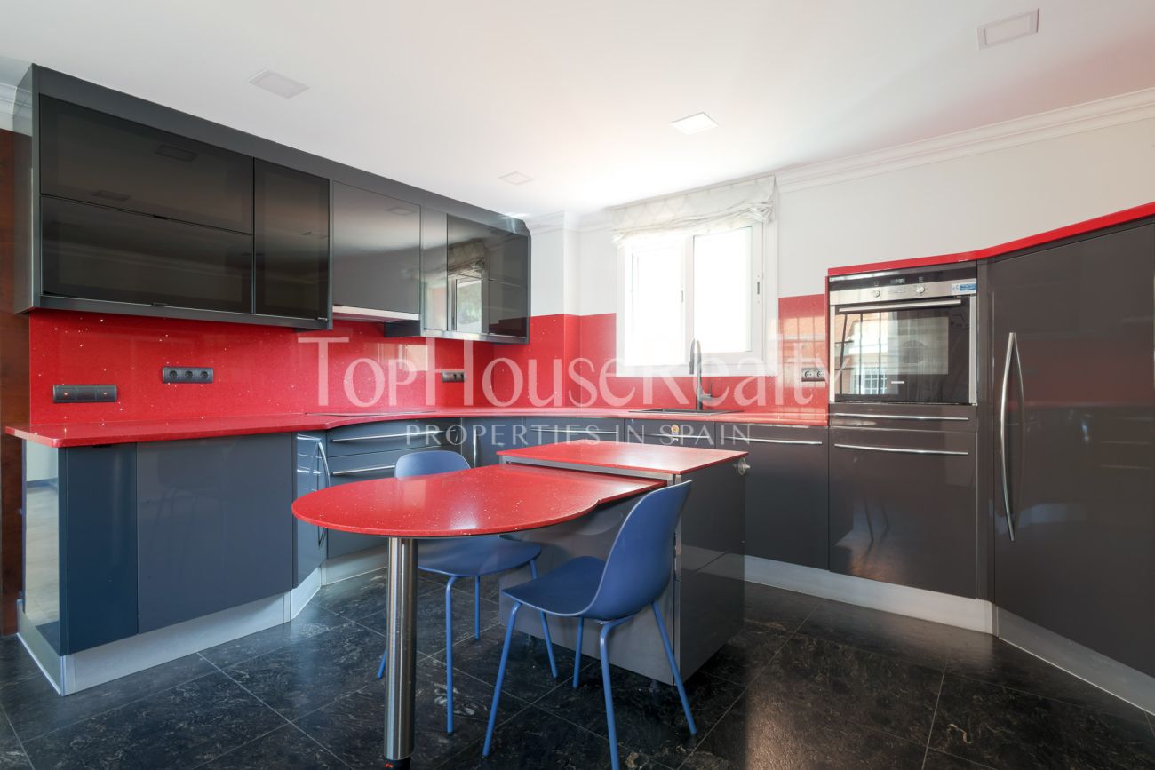 Casa unifamiliar en Gavà Mar — segunda línea de mar con jardín, piscina y máxima privacidad