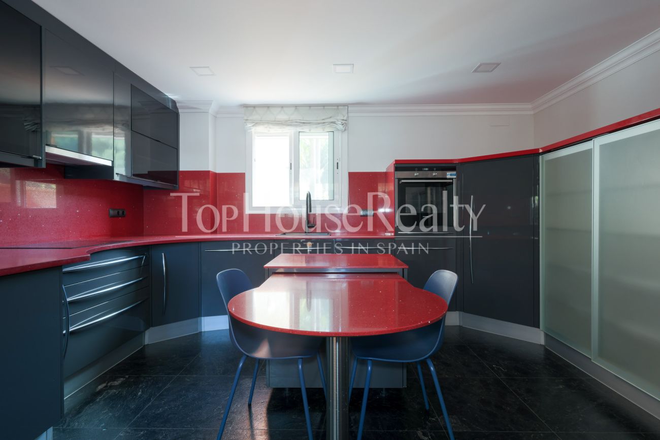 Casa unifamiliar en Gavà Mar — segunda línea de mar con jardín, piscina y máxima privacidad