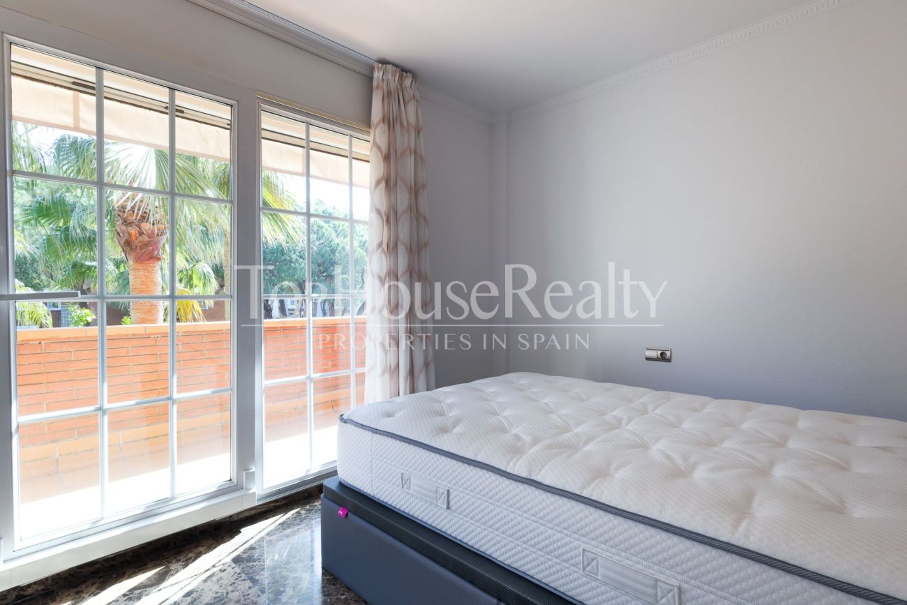 Casa unifamiliar en Gavà Mar — segunda línea de mar con jardín, piscina y máxima privacidad