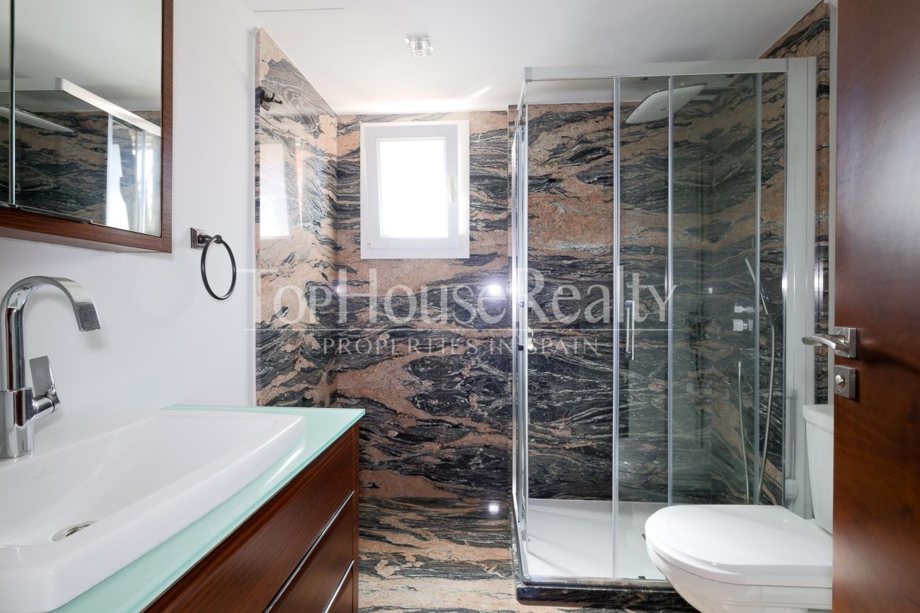 Casa unifamiliar en Gavà Mar — segunda línea de mar con jardín, piscina y máxima privacidad