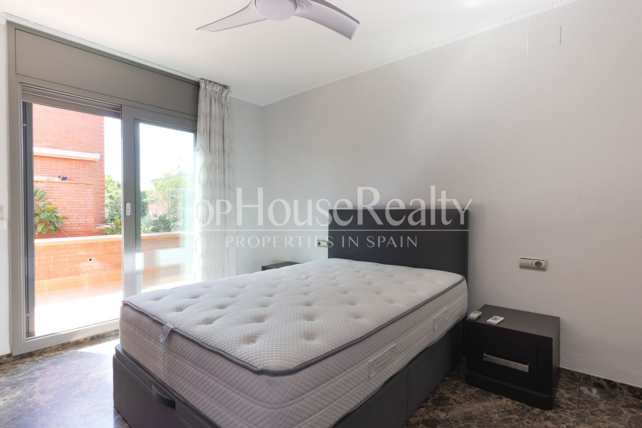 Casa unifamiliar en Gavà Mar — segunda línea de mar con jardín, piscina y máxima privacidad