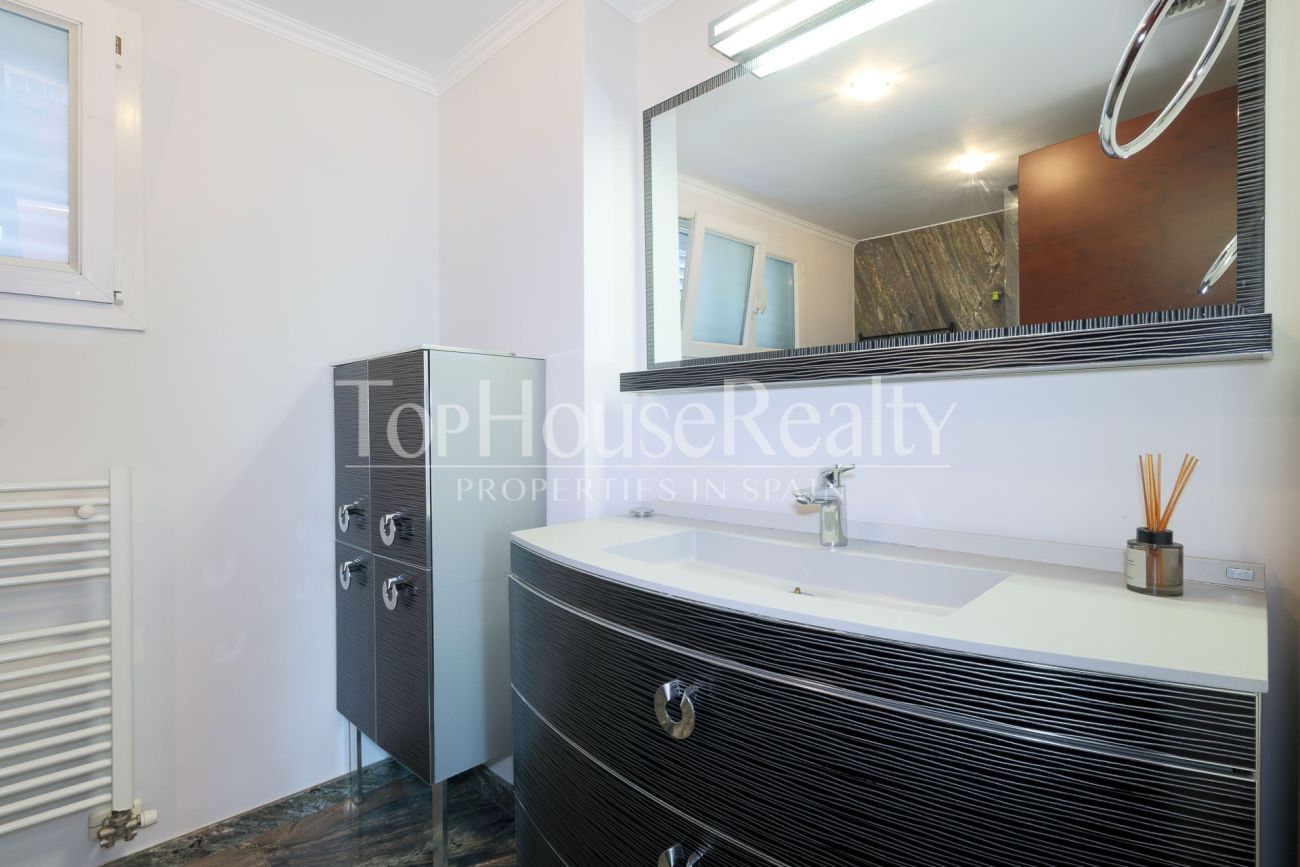 Casa unifamiliar en Gavà Mar — segunda línea de mar con jardín, piscina y máxima privacidad