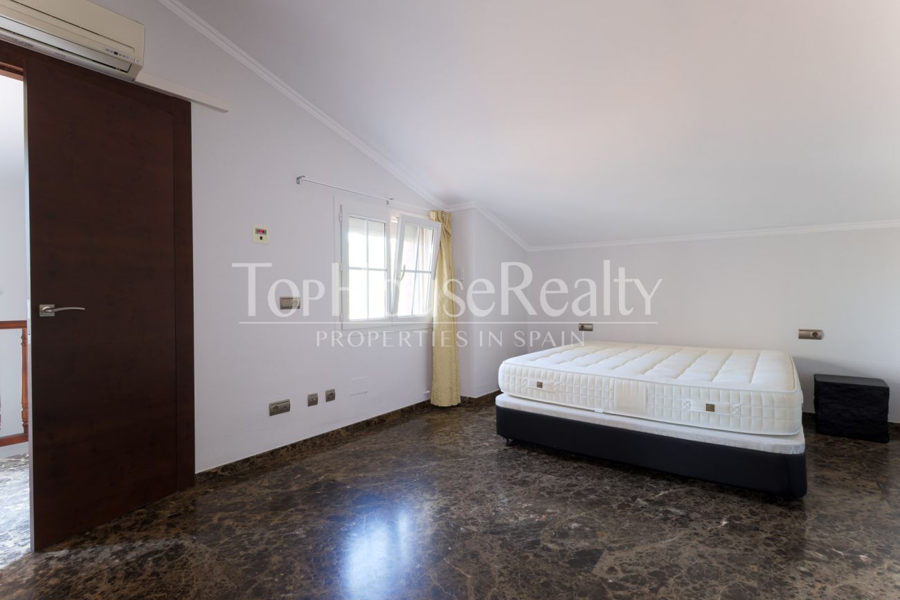 Casa unifamiliar en Gavà Mar — segunda línea de mar con jardín, piscina y máxima privacidad