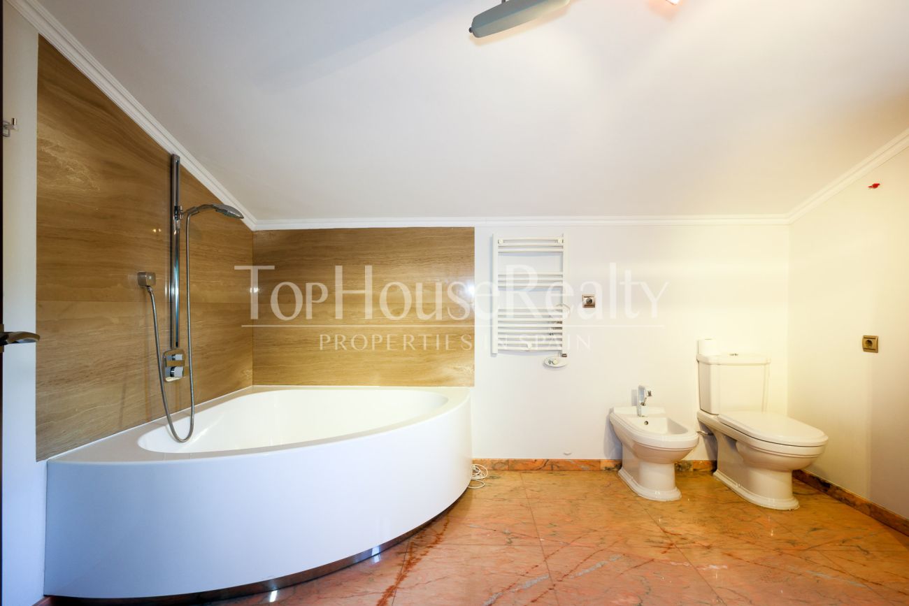 Casa unifamiliar en Gavà Mar — segunda línea de mar con jardín, piscina y máxima privacidad