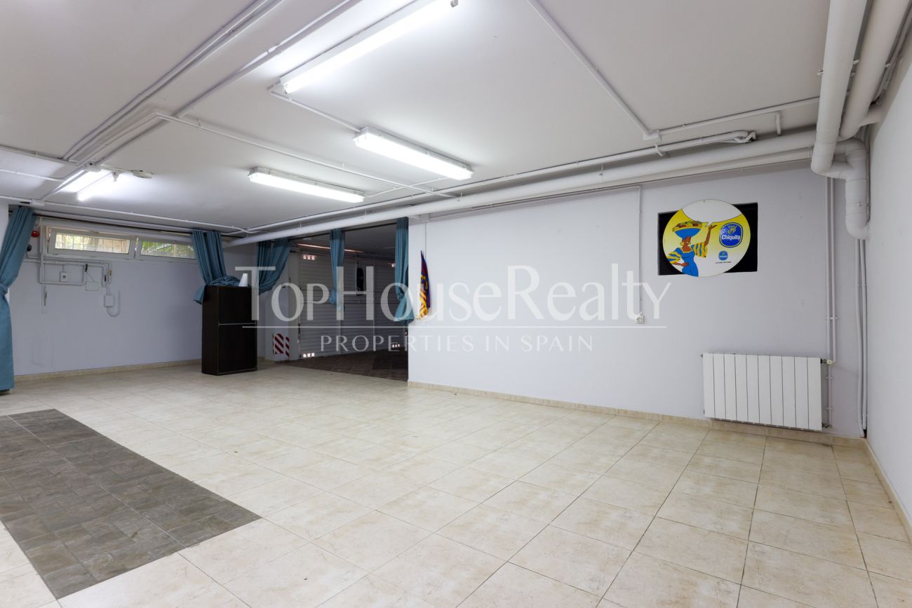 Casa unifamiliar en Gavà Mar — segunda línea de mar con jardín, piscina y máxima privacidad