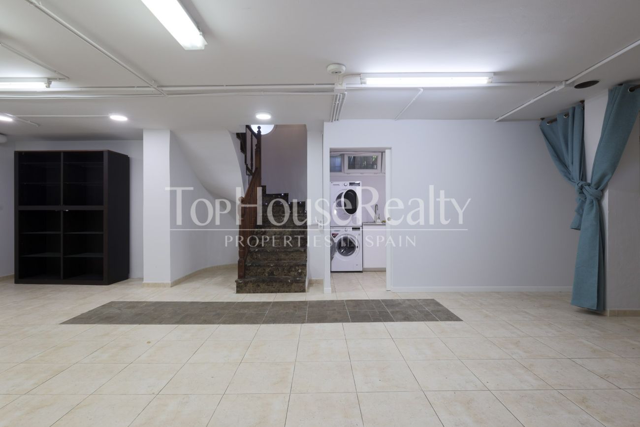 Casa unifamiliar en Gavà Mar — segunda línea de mar con jardín, piscina y máxima privacidad