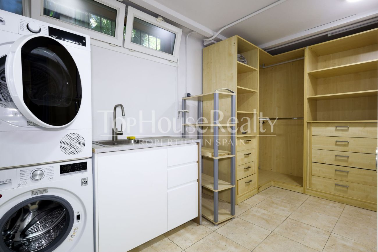 Casa unifamiliar en Gavà Mar — segunda línea de mar con jardín, piscina y máxima privacidad