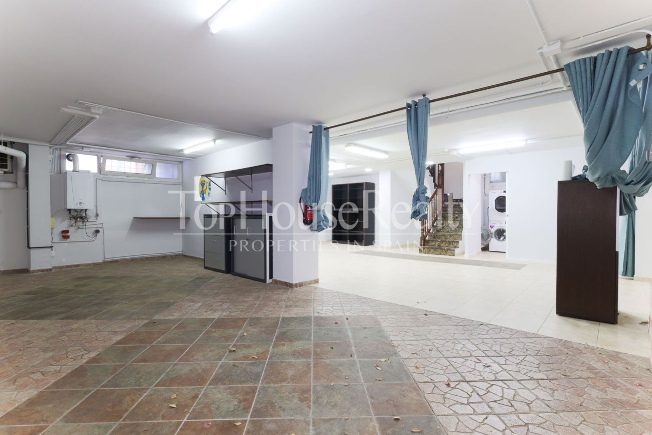 Casa unifamiliar en Gavà Mar — segunda línea de mar con jardín, piscina y máxima privacidad