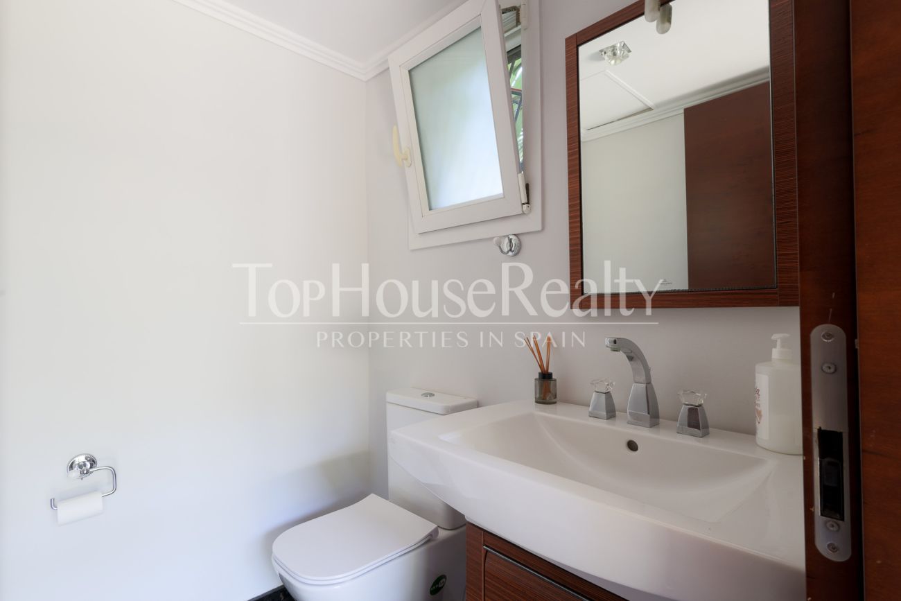 Casa unifamiliar en Gavà Mar — segunda línea de mar con jardín, piscina y máxima privacidad