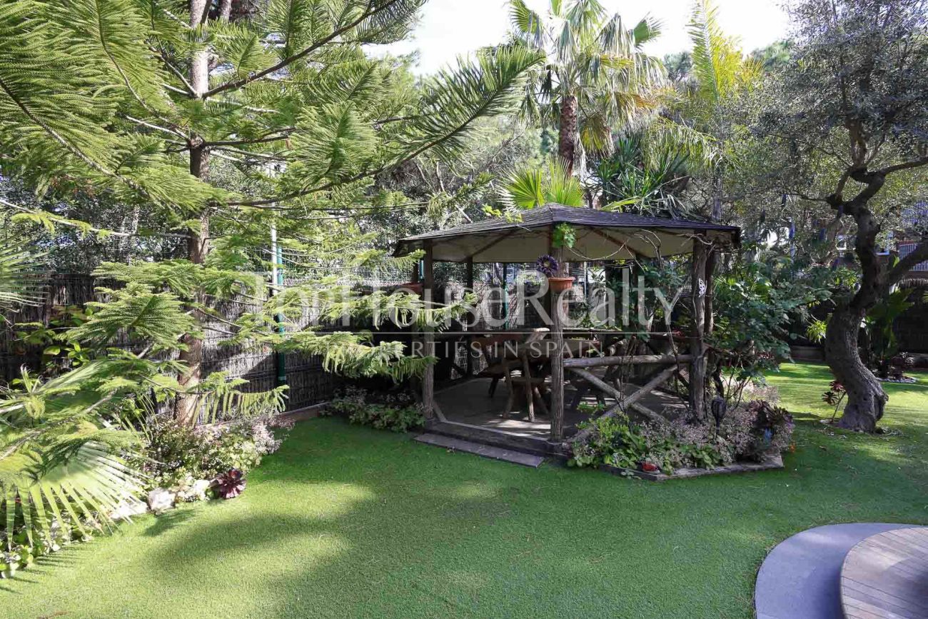 Casa unifamiliar en Gavà Mar — segunda línea de mar con jardín, piscina y máxima privacidad