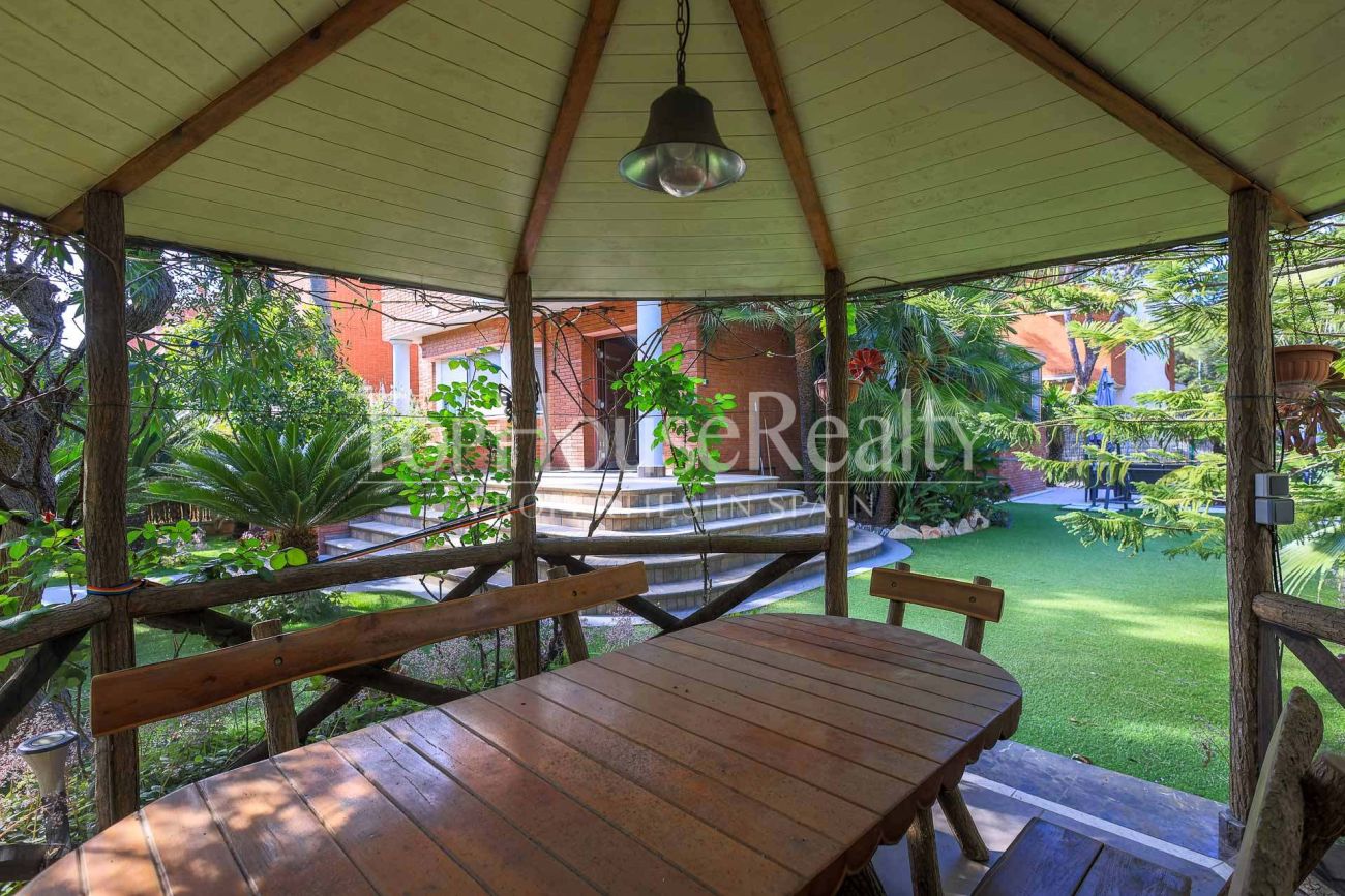 Casa unifamiliar en Gavà Mar — segunda línea de mar con jardín, piscina y máxima privacidad