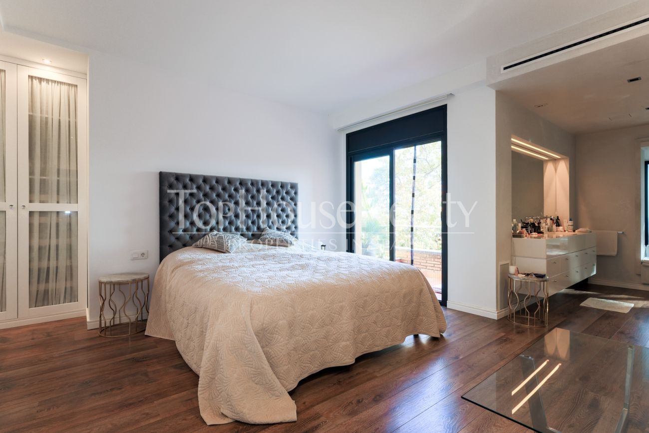 Casa con vistas al mar en Castelldefels — diseño en la montaña del Garraf con terrazas y piscina