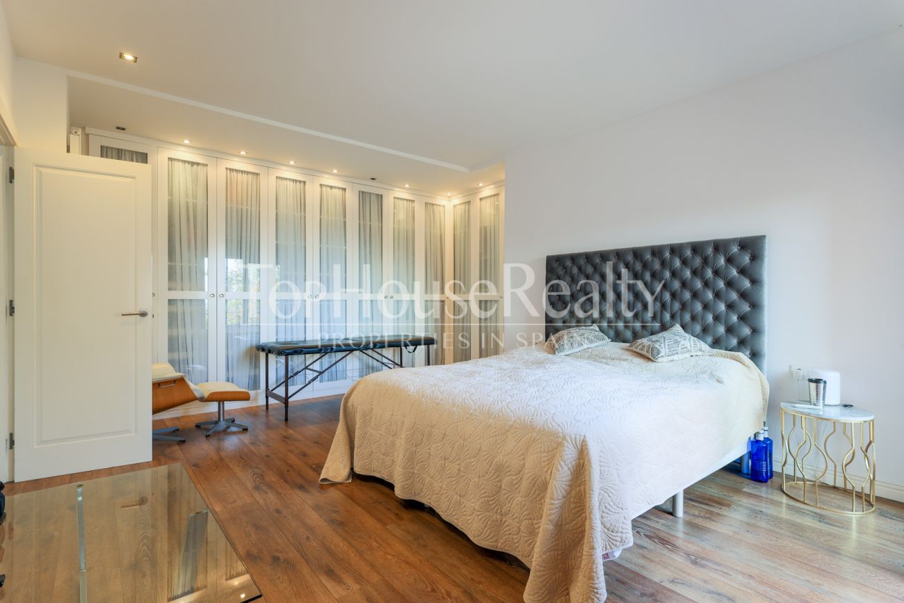 Casa con vistas al mar en Castelldefels — diseño en la montaña del Garraf con terrazas y piscina