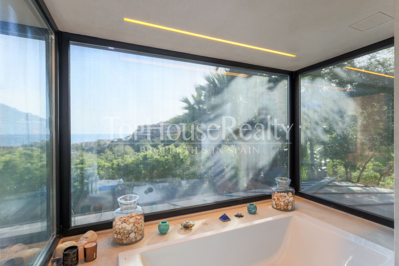 Casa con vistas al mar en Castelldefels — diseño en la montaña del Garraf con terrazas y piscina