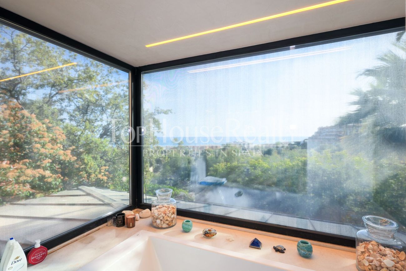 Casa con vistas al mar en Castelldefels — diseño en la montaña del Garraf con terrazas y piscina