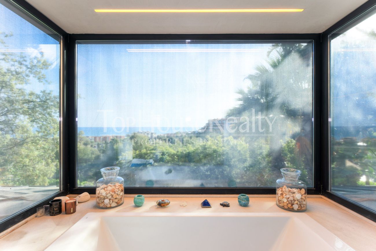 Casa con vistas al mar en Castelldefels — diseño en la montaña del Garraf con terrazas y piscina