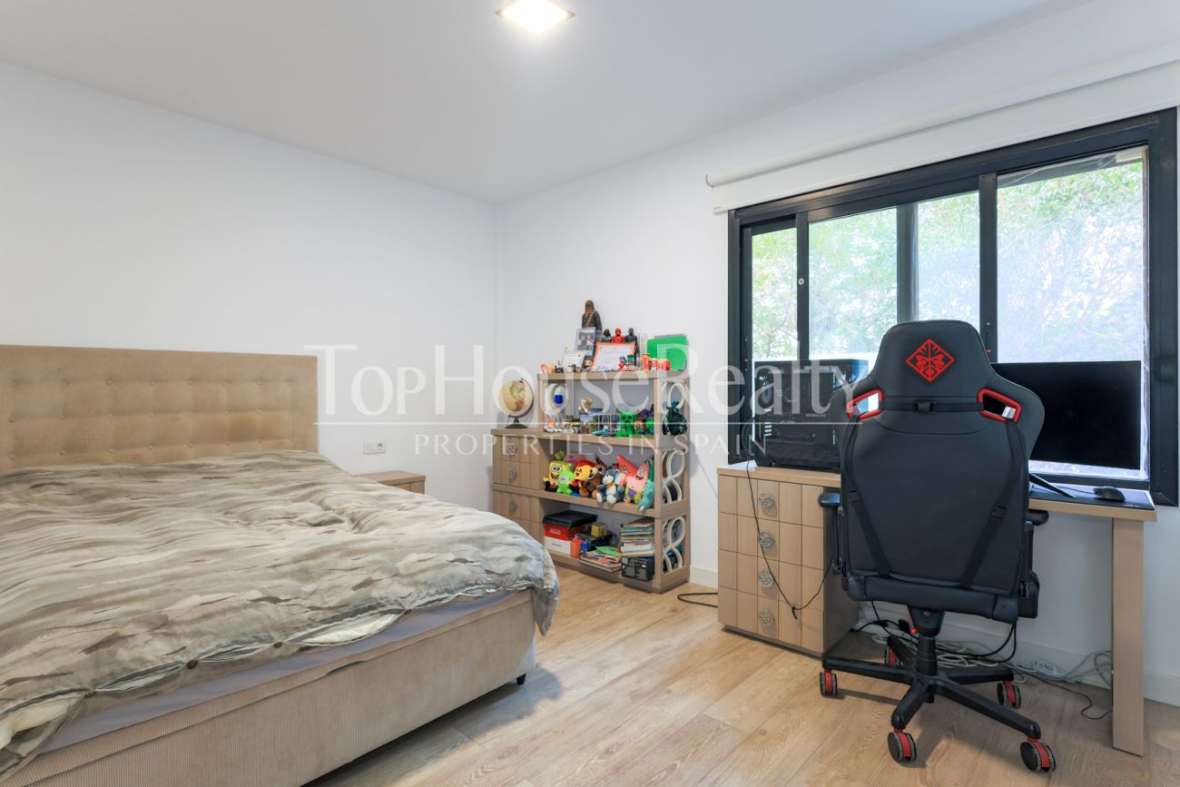 Casa con vistas al mar en Castelldefels — diseño en la montaña del Garraf con terrazas y piscina