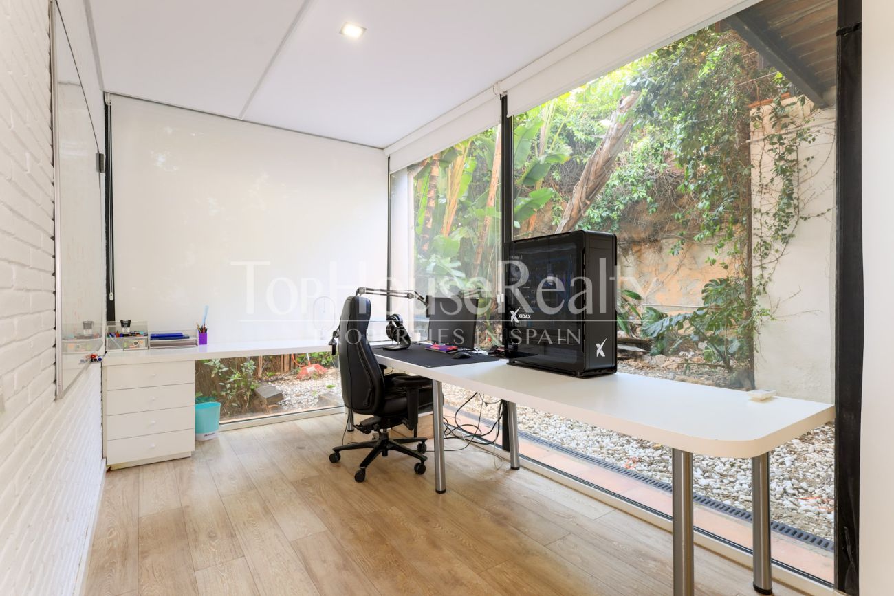 Casa con vistas al mar en Castelldefels — diseño en la montaña del Garraf con terrazas y piscina