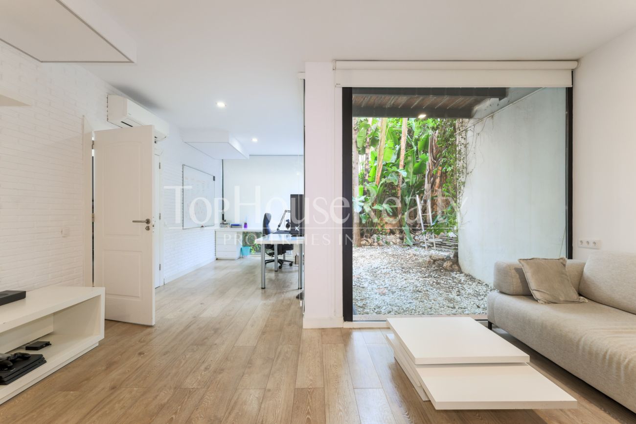 Casa con vistas al mar en Castelldefels — diseño en la montaña del Garraf con terrazas y piscina