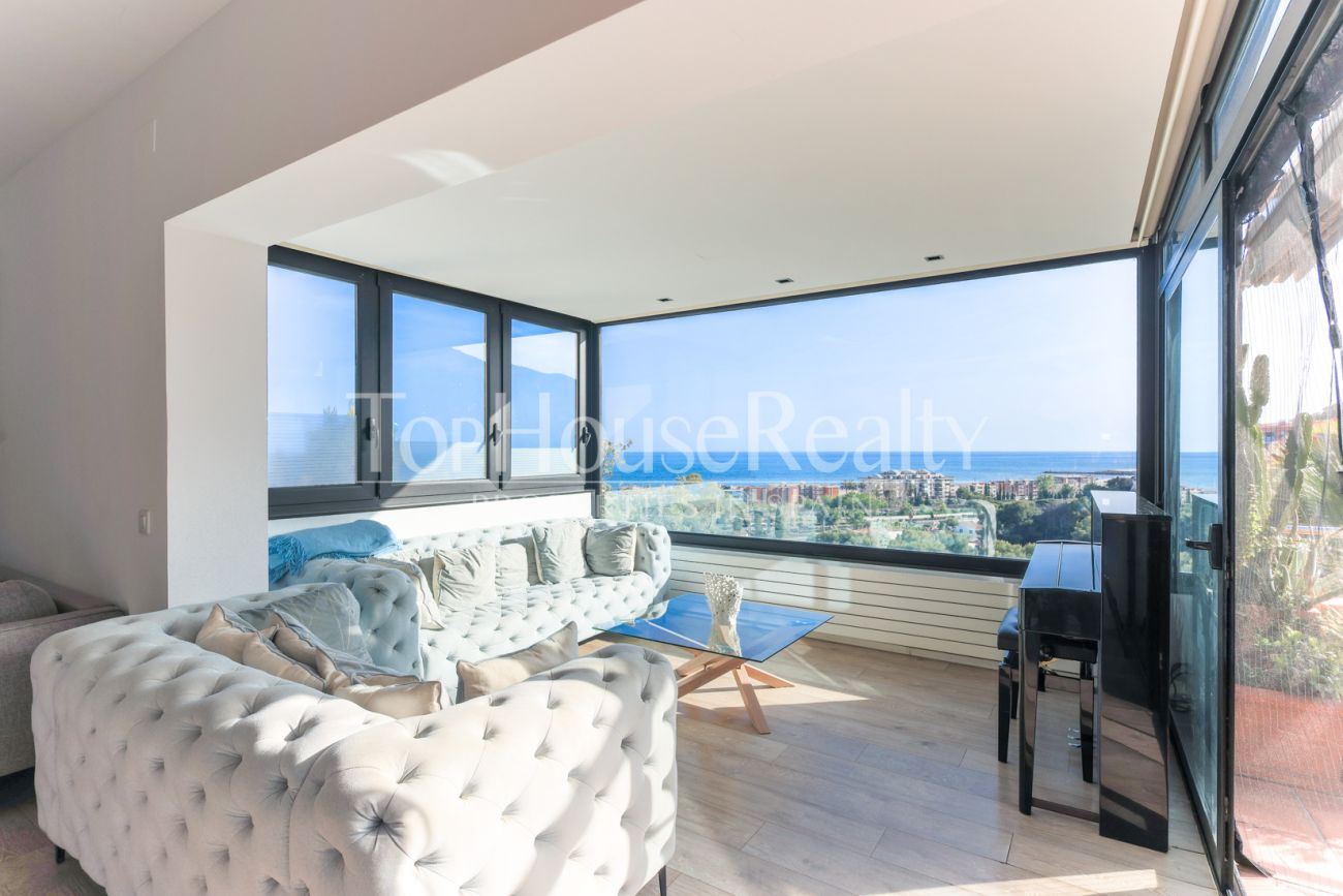 Casa con vistas al mar en Castelldefels — diseño en la montaña del Garraf con terrazas y piscina