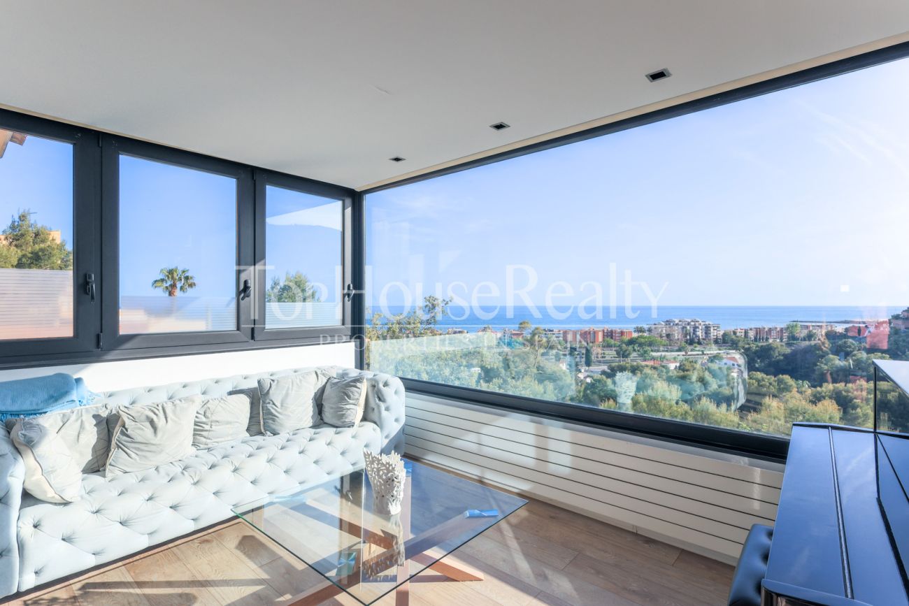 Casa con vistas al mar en Castelldefels — diseño en la montaña del Garraf con terrazas y piscina