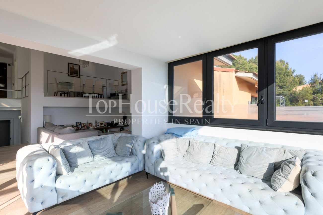 Casa con vistas al mar en Castelldefels — diseño en la montaña del Garraf con terrazas y piscina