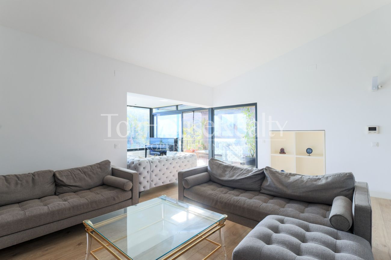 Casa con vistas al mar en Castelldefels — diseño en la montaña del Garraf con terrazas y piscina