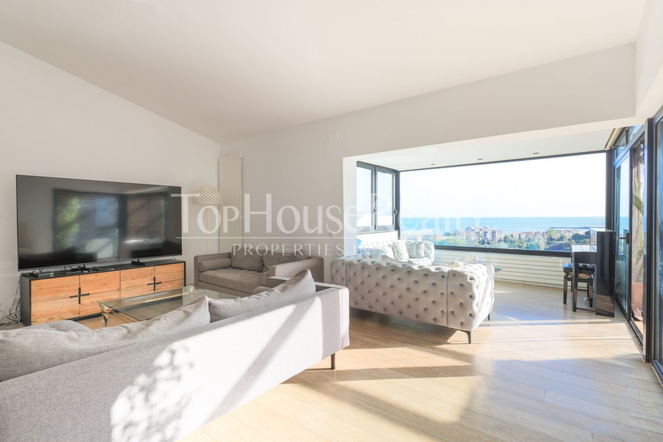 Casa con vistas al mar en Castelldefels — diseño en la montaña del Garraf con terrazas y piscina