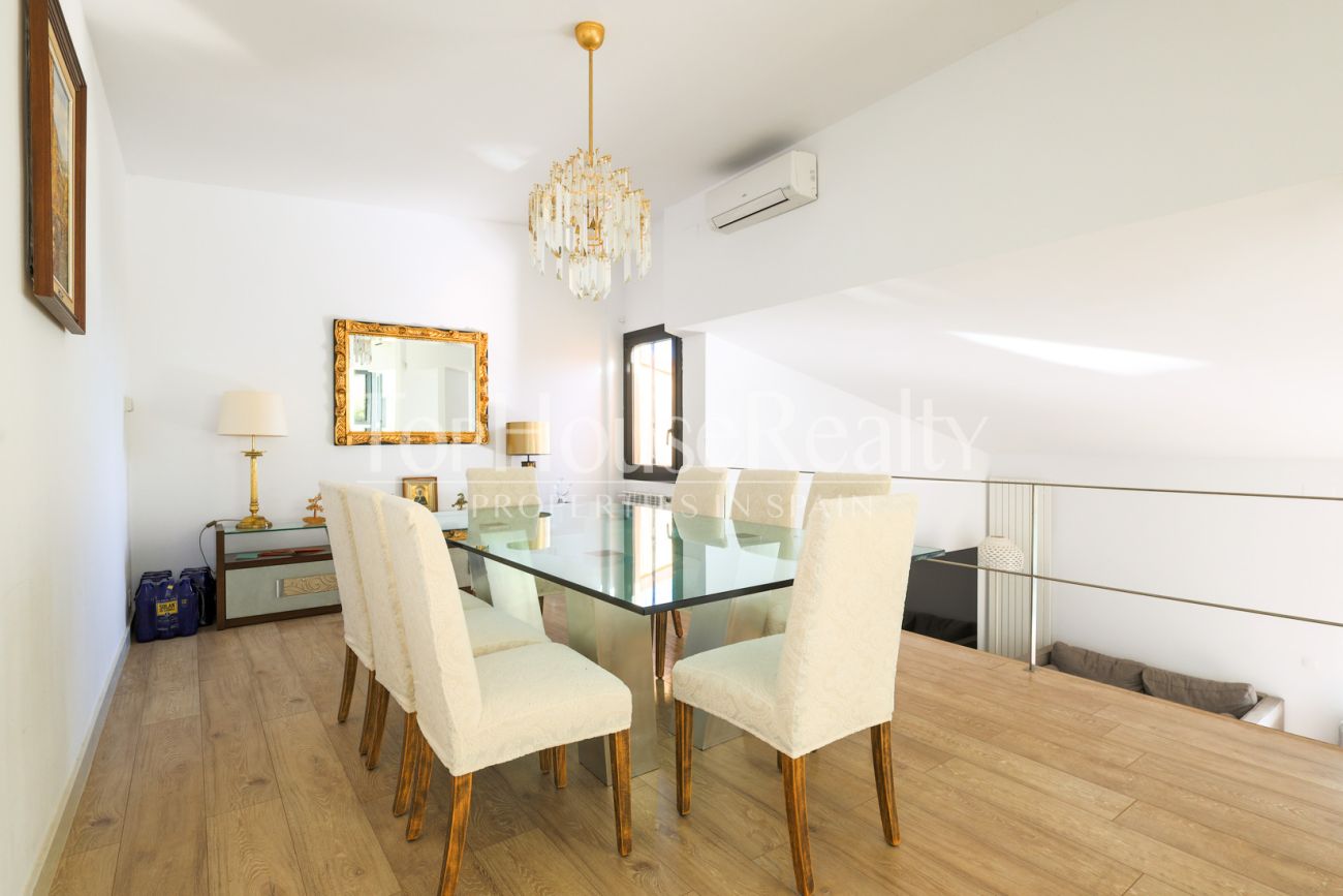 Casa con vistas al mar en Castelldefels — diseño en la montaña del Garraf con terrazas y piscina