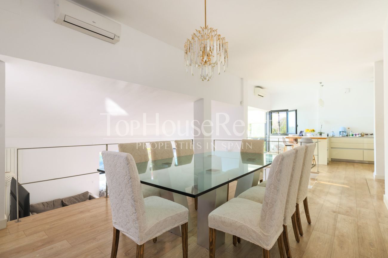 Casa con vistas al mar en Castelldefels — diseño en la montaña del Garraf con terrazas y piscina