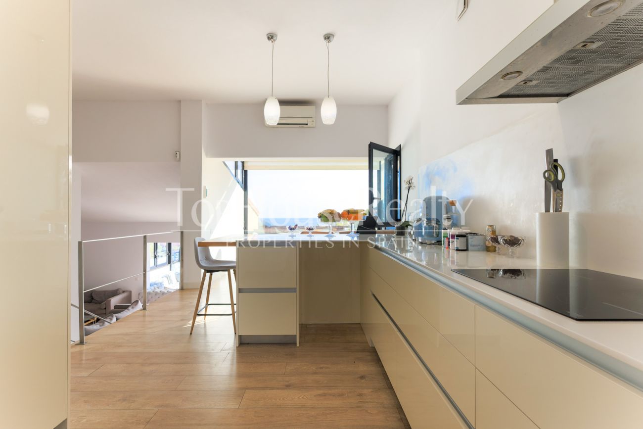 Casa con vistas al mar en Castelldefels — diseño en la montaña del Garraf con terrazas y piscina