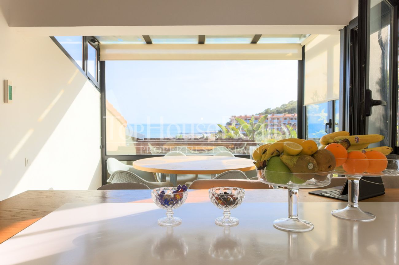 Casa con vistas al mar en Castelldefels — diseño en la montaña del Garraf con terrazas y piscina