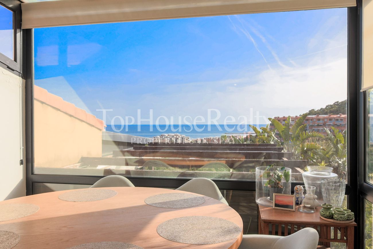 Casa con vistas al mar en Castelldefels — diseño en la montaña del Garraf con terrazas y piscina