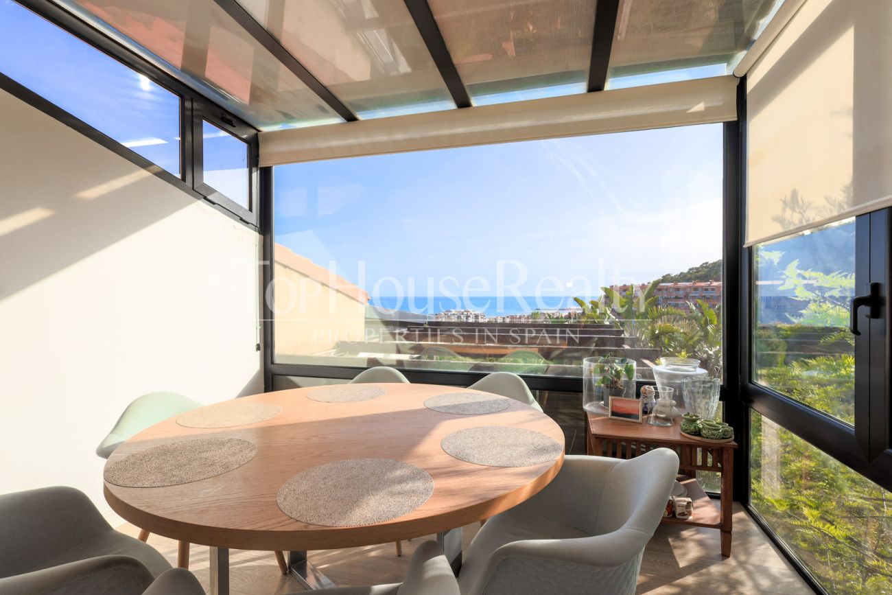 Casa con vistas al mar en Castelldefels — diseño en la montaña del Garraf con terrazas y piscina