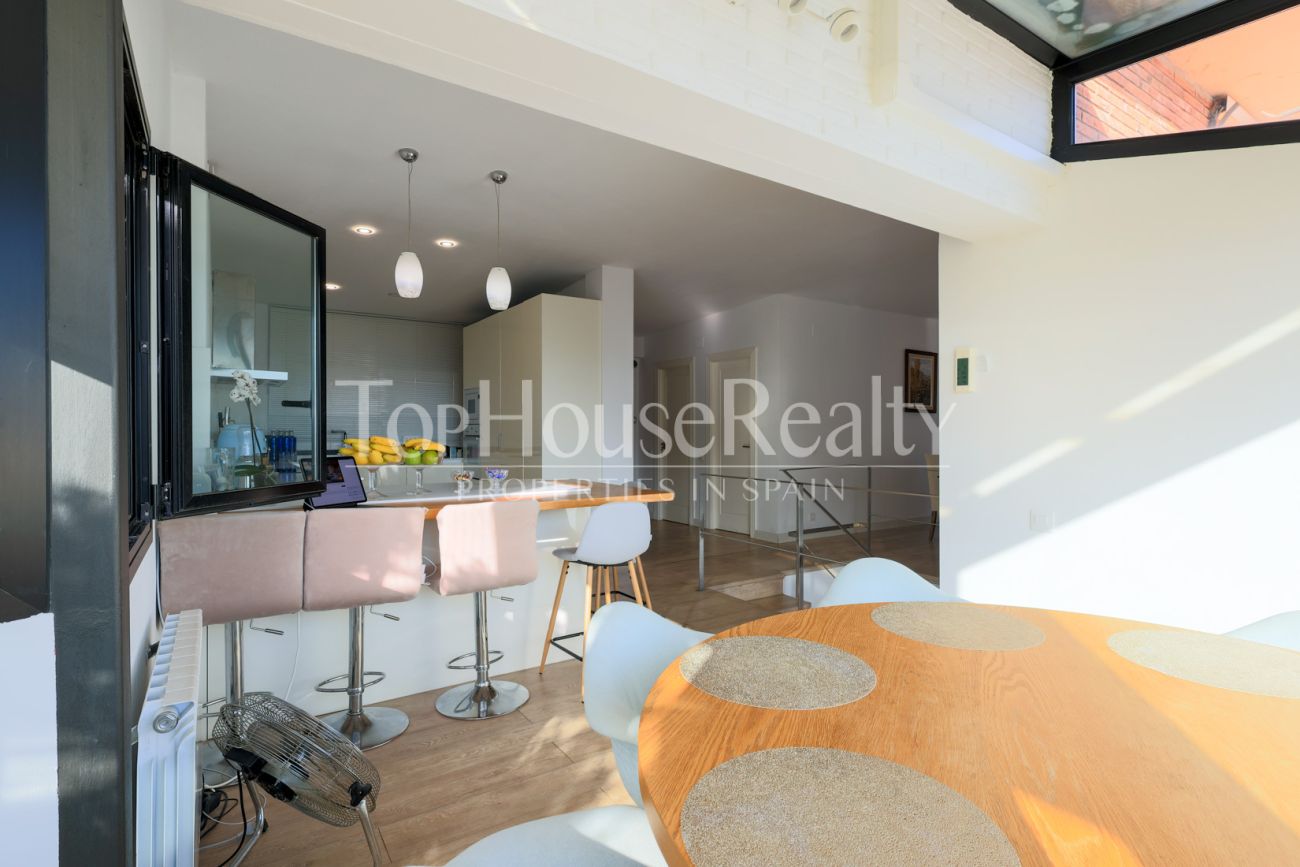 Casa con vistas al mar en Castelldefels — diseño en la montaña del Garraf con terrazas y piscina