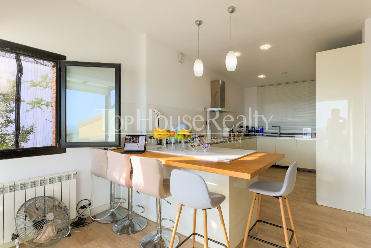 Casa con vistas al mar en Castelldefels — diseño en la montaña del Garraf con terrazas y piscina
