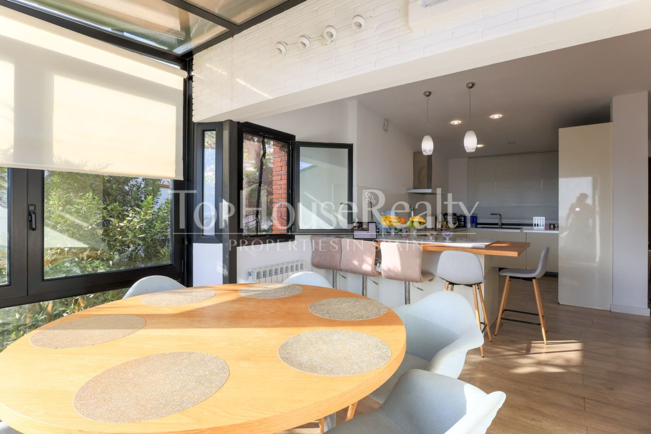 Casa con vistas al mar en Castelldefels — diseño en la montaña del Garraf con terrazas y piscina
